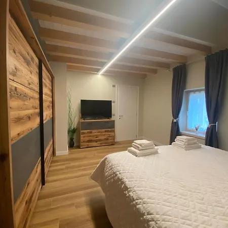 Klamora House *