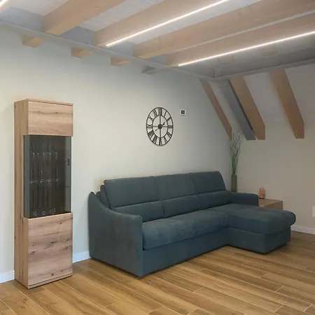 Klamora House アパート